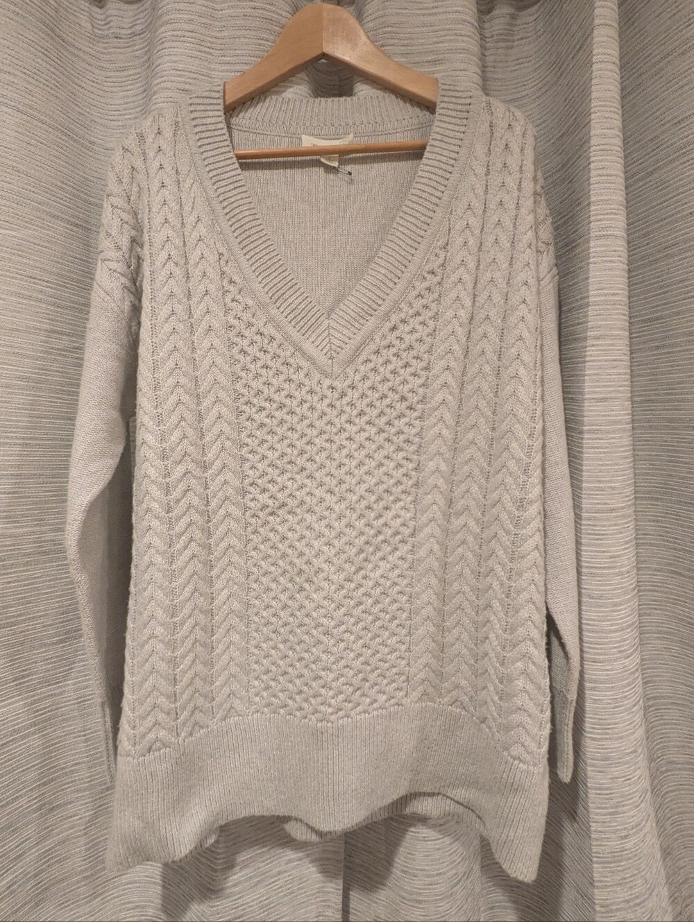 Treasure & Bond V-Neck Cable Knit Sweater in Light Grey - L